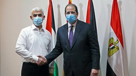 Jahia Sinwar (l), palästinensischer Führer der Hamas im Gazastreifen, und Abbas Kamel, Direktor des ägyptischen General Intelligence Directorate (EGID), reichen sich vor einem gemeinsamen Treffen die Hände.