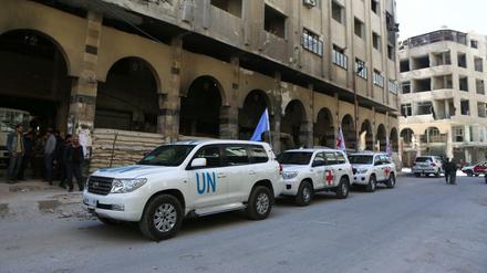 Fahrzeuge der Organisation Roter Halbmond und der UN haben das umkämpfte syrische Rebellengebiet Ost-Ghuta erreicht. 