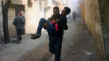 Hilfe für einen Verwundeten. Auch am Sonntag wurde Ost-Ghouta bombardiert. 