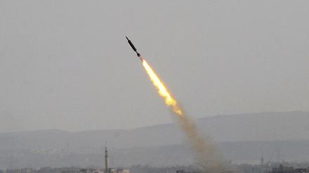 Großmächte dabei. In Syrien, das Bild zeigt eine Rakete nahe Ost-Ghuta, kämpfen Verbündete der USA, Russland, des Iran, der Türkei und der Golfmonarchien.