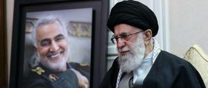 Ajatollah Ali Chamenei neben einem Bild des getöteten Generals Soleimani