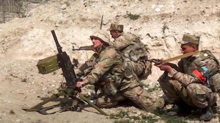 Aserbaidschanische Soldaten beschießen Berg Karabach.