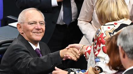 Claudia Roth gratuliert dem neugewählten Bundestagspräsidenten Wolfgang Schäuble.