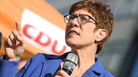 Annegret Kramp-Karrenbauer, Bundesvorsitzende der CDU, wird von der SPD kritisiert.