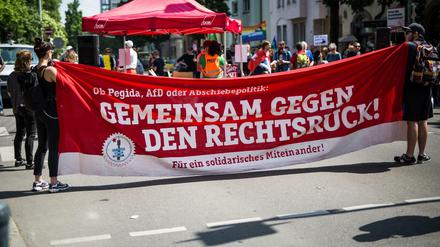 Zahlreiche Teilnehmer von Bündnis "Stuttgart gegen Rechts" veranstalten nahe einer Demo der Jugendorganisation der AfD eine Gegendemonstration. 