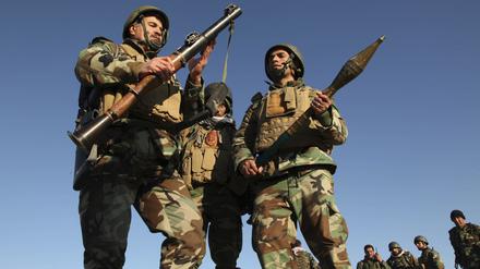 Kurdische Peschmerga-Kämpfer kontrollieren ihre Waffen.
