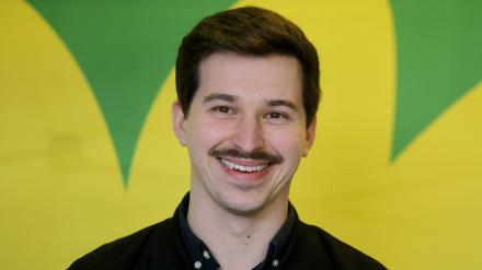 Max Reschke, neu gewählter Ko-Landeschef des Thüringer Landesverbandes von Bündnis 90/Die Grünen, lacht nach seiner Wahl.