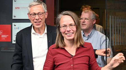 Sascha Karolin Aulepp (SPD), Landesvorsitzende in Bremen, und Carsten Sieling (SPD, l), Bürgermeister von Bremen.