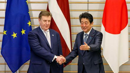 Lettlands Premierminister Maris Kucinskis und sein japanischer Amtskollege Shinzo Abe bei einem Treffen Anfang Dezember in Tokio.