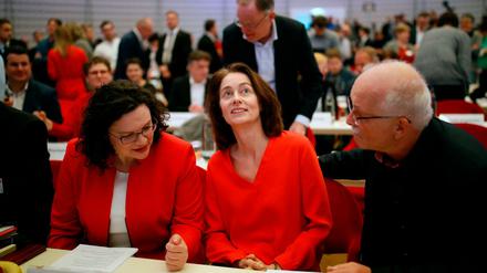 SPD-Chefin Andrea Nahles im Gespräch mit den Spitzenkandidaten Katarina Barley und Udo Bullmann.