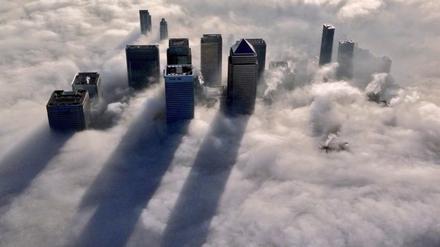 Aus dem Nebel ragende Bankentürme in London.