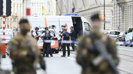 Polizeibeamte und bewaffnete Soldaten stehen vor dem belgischen Parlamentsgebäude.