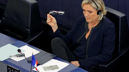 Marine Le Pen vom Französischen Front National (FN) im Europaparlament. Sie soll Parlamentsmitarbeiter illegal für Parteiarbeit eingesetzt haben.