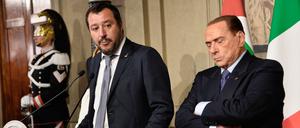 Der neue starke Mann Italiens Salvini neben Berlusconi, dem Mann der Vergangenheit