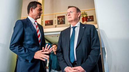 Thüringen-Politiker Mike Mohring (CDU, links) und Bodo Ramelow (Linke) am Wahlabend. 