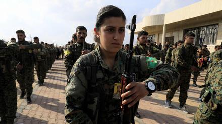 Kämpferinnen und Kämpfer der "Kurdischen Volksverteidigungseinheiten" (YPG) in Syrien.