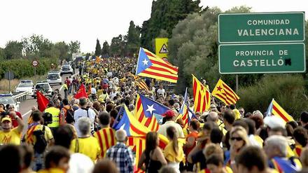 Mit einer Menschenkette demonstrierten zahlreiche Menschen vergangene Woche in der Nähe der Stadt Alcanar für ein unabhängiges Katalonien.