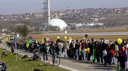 Zehntausende Atomkraftgegner haben mit einer Menschenkette von Stuttgart nach Neckarwestheim für den sofortigen Ausstieg aus der Atomenergie demonstriert. 