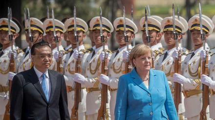 Angela Merkel wird vom chinesischen Ministerpräsidenten Li Keqiang mit militärischen Ehren begrüßt. 
