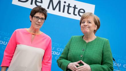 Annegret Kramp-Karrenbauer und Angela Merkel wollen die CDU in der Mitte halten.