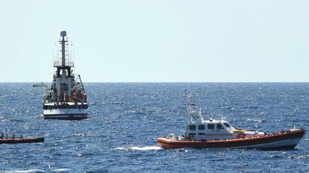 Italienische Behördenschiffe umkreisen die „Open Arms“.