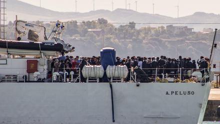 Migranten aus Tunesien kommen in Porto Empedocle an Bord von zwei Militärschiffen an.