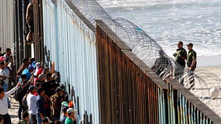 Der Grenzzaun zwischen Mexiko und den USA verhindert einen Übertritt der Migranten. US-Grenzschützer rüsteten mit Stacheldraht auf.