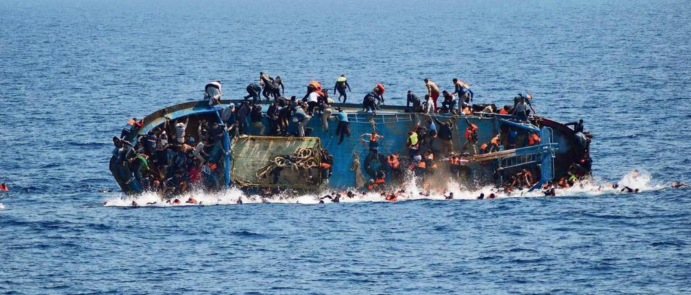 Immer wieder kentern überladene Boote mit Flüchtlingen vor der Küste Libyens - wie hier im März. 