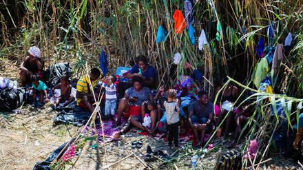 Haitianische Migranten ruhen sich in der Nähe der Del Rio International Bridge aus. 