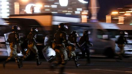 Polizisten rennen bei einer Demonstration am 11. August in der belarussischen Hauptstadt Minsk.