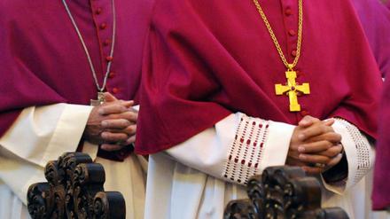 Zwei Bischöfe mit gefalteten Händen. 