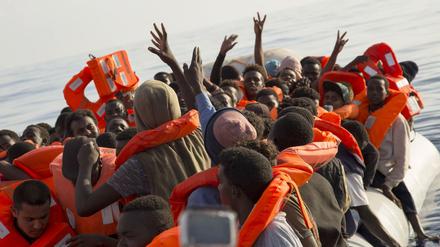 Mitarbeiter der Hilfsorganisation "Mission Lifeline" holen im Juni im internationalen Gewässer vor der libyschen Küste Flüchtlinge in ein Schlauchboot.