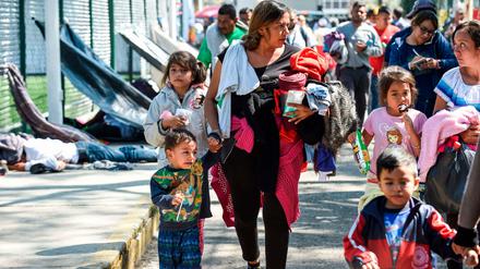 Mittelamerikanische Migrantinnen und ihre Kinder auf dem Weg nach Norden. Auch ihnen soll der UN-Pakt helfen. Aber auch Grenzsicherung ist das Thema des Vertrags.