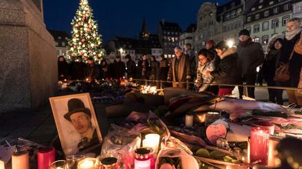 Trauernde stellen in Straßburg Kerzen auf, um den Opfern des Anschlags auf dem Weihnachtsmarkt zu gedenken. 