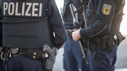 Polizisten der Bundespolizei gehen am 18.11.2015 auf dem Hauptbahnhof in München (Bayern) mit Maschinenpistole bewaffnet Streife. 