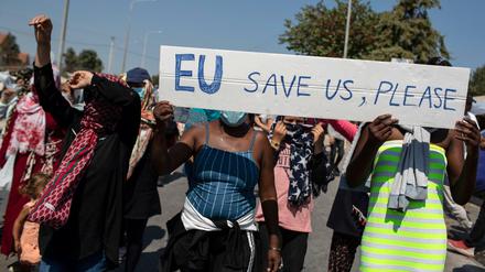 Migrantinnen und Migranten protestieren auf Lesbos.