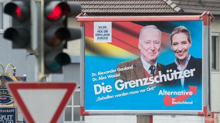 Selbsterklärte Genzschützer, die sich ihr Land "zurückholen" wollen: Ein AfD-Wahlplakat mit den Spitzenkandidaten Alice Weidel und Alexander Gauland.