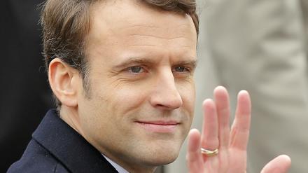 Der künftige französische Präsident Emmanuel Macron nimmt am Tag nach der Präsidentenwahl in Frankreich an der traditionellen Gedenkzeremonie zum Sieg über Nazi-Deutschland teil.