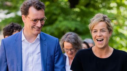 Rollenbilder für Berlin? Hendrik Wüst (CDU) und Mona Neubaur (Grüne) verhandeln über eine Regierung in NRW.