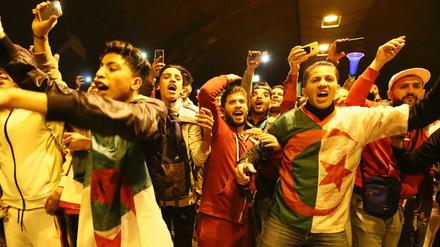 Menschen feiern in Algier nach dem Rücktritt von Präsident Bouteflika