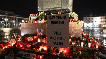 Kerzen und Blumen am Brüder Grimm Denkmal in Hanau