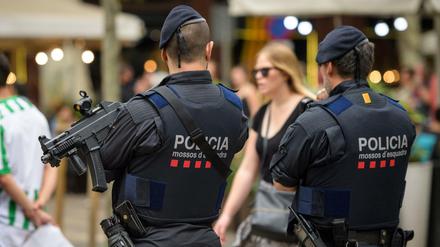 Schwer bewaffnete Polizisten stehen drei Tage nach dem Attentat an der Flaniermeile Las Ramblas in Barcelona. 
