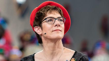 Nur echt mit Narrenkappe: CDU-Chefin Annegret Kramp-Karrenbauer beim Karneval. 