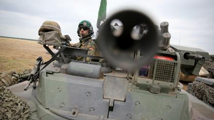 Ein deutscher Soldat blickt bei einer Nato-Manöverübung in Polen durch die Luke seines Marder-Schützenpanzers. Über das Wehrbudget der Nato-Mitgliedsstaaten wird seit Wochen gestritten.