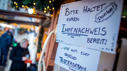 Hinweisschild an einem Verkaufsstand auf dem Weihnachtsmarkt in Schwerin 