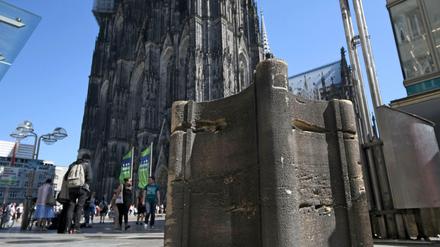 Neue Sicherheitsmaßnahme: Steinblöcke versperren in Köln die Zufahrt zum Platz vor dem Dom.