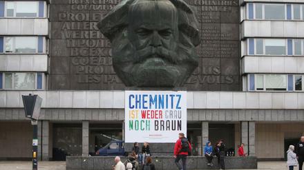 Am Karl-Marx-Monument versammelten sich auch Nazis. Montags soll es jetzt dort weitere Protestkonzerte geben.