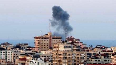 Rauch steigt nach einem israelischen Luftangriff über dem Gazastreifen auf. 