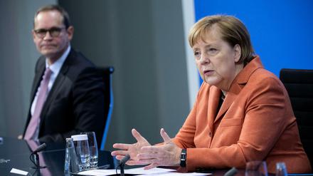 Köchin und Oberkellner - Kanzlerin Angela Merkel und der amtierende Länder-Chef Michael Müller 