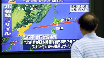 Ein Passant sieht sich am 29.08.2017 in Tokio, Japan, auf einem Fernseher die Berichterstattung über den Start einer nordkoreanischen ballistischen Rakete an.